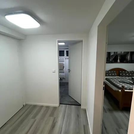 Frisch Renovierte Souterrain Wohnung