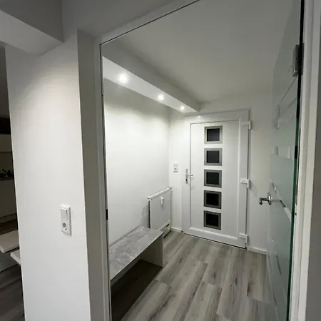 Frisch Renovierte Souterrain Wohnung