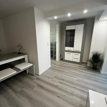 Frisch Renovierte Souterrain Wohnung Apartment