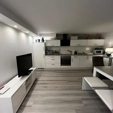 Frisch Renovierte Souterrain Wohnung Apartment *