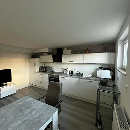 Frisch Renovierte Souterrain Wohnung Apartment