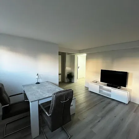 Frisch Renovierte Souterrain Wohnung Apartment